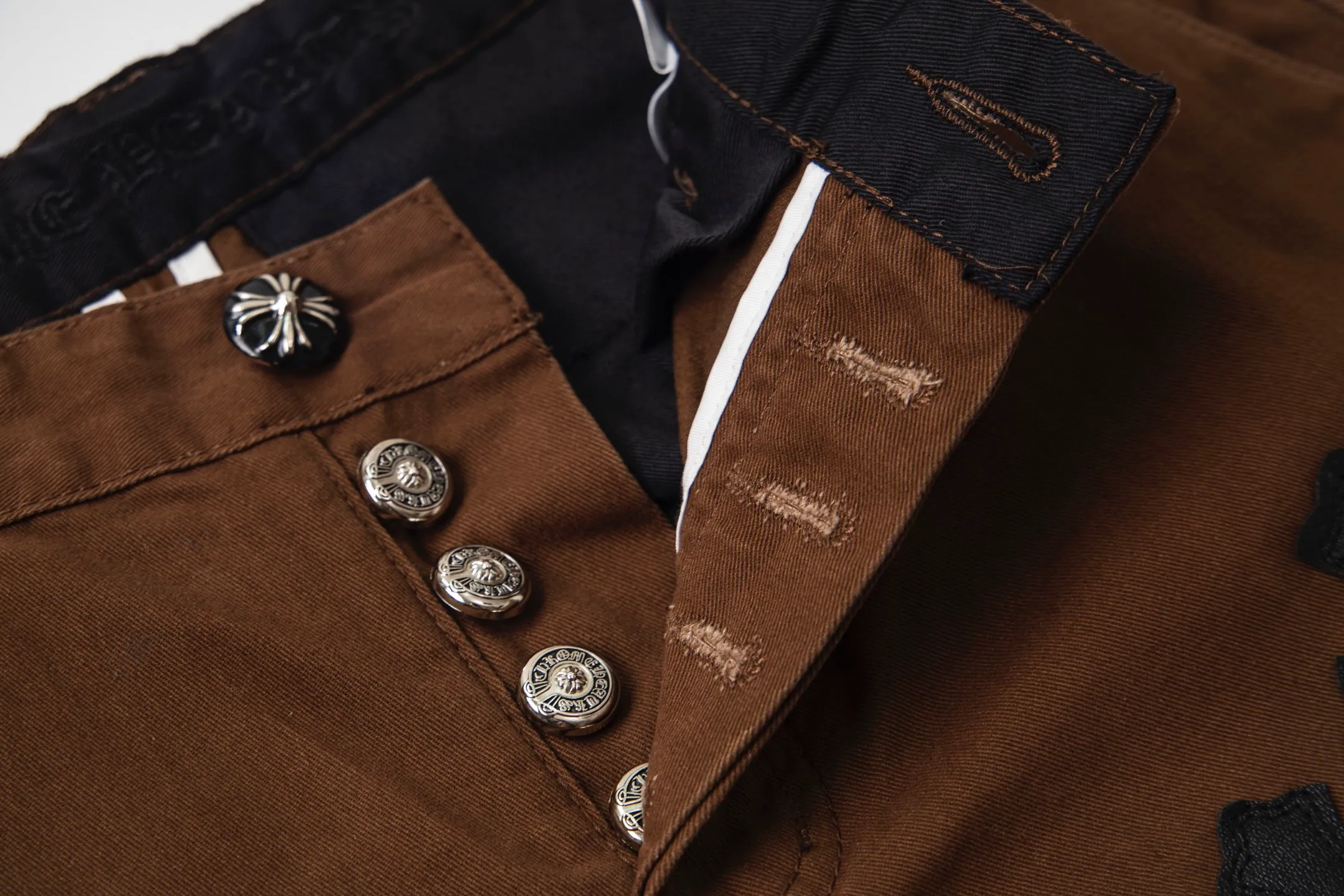 P260 Chrome Hearts | Chrome Hearts Brown Casual Cross Patched Leather Jeans - Full of exploring the ultimate in fashion, Chrome Hearts' new Chrome Hearts pants cleverly integrate camouflage cross, camouflage cross and other elements to break traditional boundaries. Mattyboy's clever fusion of overalls and khaki jeans, the same style, brings endless matching inspiration to fashionistas! Whether it is daily wear or a trendy try, these pants can bring you an excellent fashion experience. Style number: 1754# Color: casual brown Size: 28 30 32 34